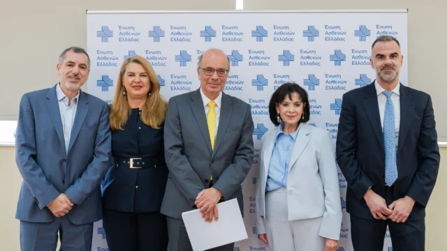 ‼️ΕΝΩΣΗ ΑΣΘΕΝΩΝ ΕΛΛΑΔΑΣ & ΕΚΠΑ ΓΙΑ ΤΗΝ ΑΞΙΟΛΟΓΗΣΗ ΤΩΝ ΤΕΧΝΟΛΟΓΙΩΝ ΥΓΕΙΑΣ ‼️ 

👉Μια σπουδαία εκδήλωση έλαβε χώρα την Δευτέρα 11/5, στον χώρο της 📍Ιατρικής Σχολής του Ε.Κ.Π.Α. με θέμα την Αξιολόγηση των Τεχνολογιών Υγείας (ΗΤΑ).

👉Η δική μας Πρόεδρος, υπό τον τίτλο της Προέδρου της Ένωσης Ασθενών Ελλάδας παρευρέθηκε σε αυτή την ιδιαίτερη εκδήλωση, καθώς εγκαινιάστηκε το νέο πρόγραμμα της Ένωσης Ασθενών Ελλάδας «Ομόκεντροι Κύκλοι – Διάλογοι Πολιτικής Υγείας με τη Συμμετοχή των Ασθενών», μια νέα πρωτοβουλία που φιλοδοξεί να δημιουργήσει έναν σταθερό χώρο ουσιαστικού διαλόγου, γνώσης και ανταλλαγής τεκμηριωμένων απόψεων γύρω από κρίσιμα ζητήματα πολιτικής υγείας.🥰

👉Μέσα από μια σειρά θεματικών εκδηλώσεων και παρεμβάσεων, στόχος της ΈΝΑΣΕΛ είναι να ενισχύσει την κατανόηση σύνθετων πολιτικών και μεταρρυθμίσεων, να ενδυναμώσει την κοινότητα των ασθενών με γνώση και εργαλεία συμμετοχής και να καλλιεργήσει μια νέα κουλτούρα συνδιαμόρφωσης πολιτικών, όπου η εμπειρία του ασθενούς θα αποτελεί αναπόσπαστο μέρος της λήψης αποφάσεων.❤️

👉Σε αυτή την κατεύθυνση εντάχθηκε και ο Οδηγός HTA για Ασθενείς, που παρουσιάστηκε μέσα στα πλαίσια της εκδήλωσης — ένα πρακτικό εργαλείο ενημέρωσης και ενδυνάμωσης, σχεδιασμένο για να καταστήσει πιο προσιτή και κατανοητή μια σύνθετη αλλά καθοριστική διαδικασία για το μέλλον της φροντίδας υγείας.😀

🙏Ένα μεγάλο ευχαριστώ στον Πρόεδρο της Ιατρικής Σχολής Αθηνών, Καθηγητή κύριο Νικόλαο Αρκαδόπουλο, για τη φιλοξενία της εκδήλωσης που εγκαινιάζει αυτόν τον νέο κύκλο δράσεων της Ένωσης και για την παραχώρηση της αίθουσας. Η στήριξη της Ιατρικής Σχολής, αυτού του κορυφαίου ακαδημαϊκού ιδρύματος έχει ιδιαίτερη σημασία για εμάς και σηματοδοτεί την απαρχή μιας σταθερής και ουσιαστικής συνεργασίας με την Ένωση Ασθενών Ελλάδας σε πεδία που αφορούν την εκπαίδευση, την εγγραμματοσύνη υγείας, την τεκμηρίωση και τη συμμετοχή των ασθενών στη διαμόρφωση πολιτικών υγείας.🦋🧡