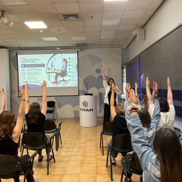 ⁉️ΚΑΘΟΜΑΣΤΕ ΣΩΣΤΑ ΣΤΟ ΓΡΑΦΕΙΟ;⁉️

👉Αυτό ήταν ένα από τα βασικά ερωτήματα που απαντήθηκαν χτες στην ενημερωτική δράση που πραγματοποιήθηκε στο 📍Εργοστάσιο ΤΙΤΑΝ, στο Καμάρι για όλους τους εργαζόμενους του Εργοστασίου.

👉Καθώς περνάμε αρκετές ώρες στο γραφείο αλλά και σε διάφορες άλλες θέσεις εργασίας που καταπονούν το σώμα μας, η εκπαίδευση για το πως θα καταπονούμε λιγότερο το μυοσκελετικό μας σύστημα, είναι απαραίτητη.💪

👉Η εξειδικευμένη Καθηγήτρια Φυσικής Αγωγής κα Ιωάννα Δουρδούνη @kinisifit μας έδειξε τον σωστό τρόπο να καθόμαστε, να σκύβουμε, να σηκώνουμε κάποιο βάρος για να έχουμε έναν ξεκούραστο σκελετό, εντός και εκτός γραφείου!

🙏Ευχαριστούμε πολύ για την φιλοξενία και την άριστη συνεργασία με το προσωπικό του Εργοστασίου ΤΙΤΑΝ, ήσασταν όλοι υπέροχοι!🥰🦋🧡
#prolipsi #ygeia #petalouda #askisi